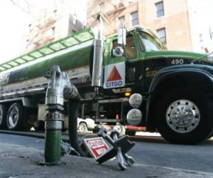 A CITGO delivery truck delivers low cost heating oil to a cooperative apartment building 17 November, 2006 in the Bronx, New York. The delivery was the initial low-cost heating oil of the CITGO-Venezuela heating oil program to the 60-unit building. AFP PHOTO/DON EMMERT / AFP PHOTO / DON EMMERT