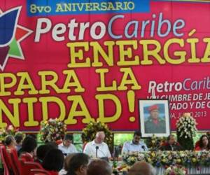 Una vista general del cartel de la cumbre del Petrocaribe en Managua.