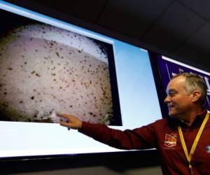 El ingeniero del proyecto InSight de la NASA, Tom Hoffman, muestra la primera imagen enviada por el nuevo explorador en la superficie de Marte.