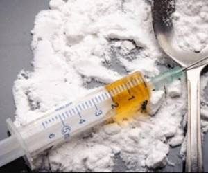 <i>Las drogas sintéticas como el fentanilo y la metanfetaminas generan un gran riesgo para las comunidades en Estados unidos. Las consecuencias del mal uso de estas sustancias son devastadoras como lo demuestran las alarmantes estadísticas: en 2022, se estima que murieron 110.000 personas por sobredosis.</i>