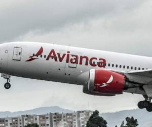 An aircraft of Colombian company Avianca lands at El Dorado International Airport in Bogota on August 28, 2019. - Avianca Holdings, the largest airline in Colombia and the second largest in Latin America, denied being bankrupt on August 27 after a leaked video in which the president of the board of directors ensures that the company is 'broken' went viral in social media. (Photo by Juan BARRETO / AFP)