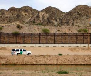 Una patrulla fronteriza se observa desde México en la frontera con El Paso, Texas, y Ciudad Juarez, en el estado de Chihuahua. AFP PHOTO / HERIKA MARTINEZ