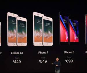 Philip Schiller presenta los nuevos iPhone durante el Apple Event en la nueva sede de Apple en Cupertino, California.
