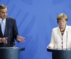 Merkel fue cuestionada por 'meterse' en la política interna de Grecia. (Foto: AFP)