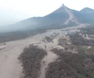 Foto de @PNCdeGuatemala. La explosión de ceniza incandescente bajó con violencia tras la erupción. El fenómeno, conocido como flujo piroclástico, es una especie de 'nube ardiente' que un día después de la tragedia ha dejado un manto blanco.