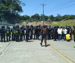 La Fuerza Pública de Costa Rica ha intervenido en varias ocasiones desde el inicio de la huelga. Los sindicatos protestan contra un plan de reforma fiscal que está en debate en la Asamblea Legislativa, las protestas han incluido bloqueos en carreteras.
