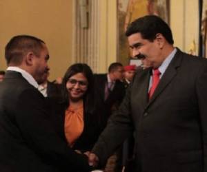 Luis Salas y Nicolás Maduro. (Foto: elpais.com).