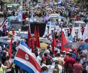 Miles de trabajadores del sector público marcharon en una huelga para protestar por medidas de austeridad en San José, Costa Rica. / AFP PHOTO / Ezequiel BECERRA