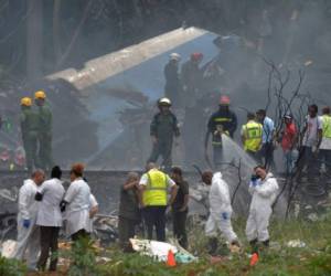 Emergency personnel works at the site of the accident after a Cubana de Aviacion aircraft crashed after taking off from Havana's Jose Marti airport on May 18, 2018.A Cuban state airways passenger plane with 113 people on board crashed on shortly after taking off from Havana's airport, state media reported. The Boeing 737 operated by Cubana de Aviacion crashed 'near the international airport,' state agency Prensa Latina reported. Airport sources said the jetliner was heading from the capital to the eastern city of Holguin. / AFP PHOTO / Yamil LAGE