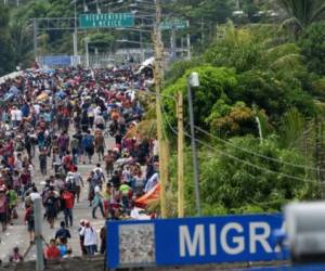 Honduran migrants taking part in a caravan heading to the US, arrive at the border crossing point with Mexico, in Ciudad Tecun Uman, Guatemala on October 19, 2018. - Honduran migrants who have made their way through Central America were gathering at Guatemala's northern border with Mexico on Friday, despite President Donald Trump's threat to deploy the military to stop them entering the United States. (Photo by ORLANDO SIERRA / AFP)