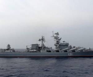 En esta foto de archivo, se observa al buque insignia ruso Moskva en el Mar Mediaterráneo, cerca de la costa de Siria en 2015. (Photo by Max DELANY / AFP)