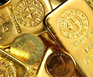 Inversores acuden al oro y bitcoin como refugios y los precios aumentan