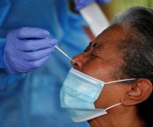 Health workers perform COVID-19 tests to inhanitantes of the Juan Diaz township in Panama City, Panama, 16 July 2020. EFE/Bienvenido Velasco