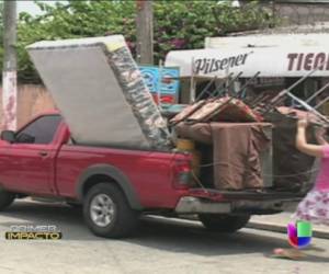 Vecinos juntan sus pertenencias para huir, espantados por las amenazas de los pandilleros. (Foto: Alto Impacto-Telemundo)