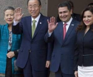 El secretario general de la ONU, Ban Ki-moon, y su esposa Yoo Soon-taek (i), el presidente de Honduras, Juan Orlando Hernández (2-d) y su esposa Ana García de Hernández. (Foto: El Nuevo Diario)