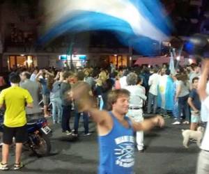 Partidarios de Macri salieron a festejar a la medianoche cuando se cumplió el tiempo de mandato de Cristina F. de Kirchner. (Foto: Infoabe)