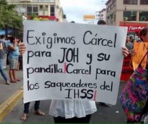 Los hondureños reclaman con el antecedentes de que casi 3.000 connacionales murieron por mala anteción en el IHSS. (Foto: Twitter)