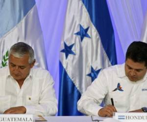 Presidentes de Guatemala, Otto Pérez, y de Honduras, Juan Orlando Hernández. (Foto:AFP)