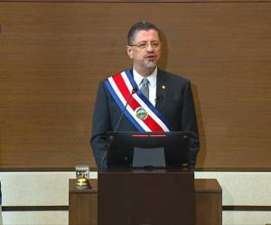 Rodrigo Chaves asume presidencia de Costa Rica con misión de sanear economía
