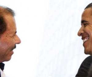 U.S. President Barack Obama and Nicaragua's President Daniel Ortega (L) talk during the official photograph session at the 5th Summit of the Americas in Port of Spain, April 18, 2009. REUTERS/Chris Wattie (TRINIDAD AND TOBAGO POLITICS)