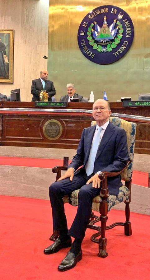 <i>Ricardo Poma recibió la Orden al Mérito “5 de Noviembre, Próceres de la Independencia”, entregada por la Asamblea Legislativa de El Salvador. FOTO X</i> <i>Ricardo Poma recibió la Orden al Mérito “5 de Noviembre, Próceres de la Independencia”, entregada por la Asamblea Legislativa de El Salvador. FOTO X</i>