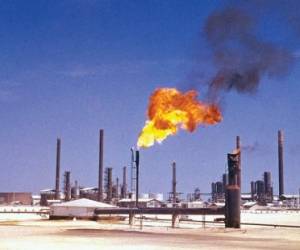 Los bajos precios internacionales del petróleo han provocado un déficit presupuestario récord en Arabia Saudí en 2015. Foto tomada de turinga net.