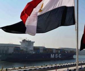 La nueva vía de Suez, de 72 kilómetros, permitirá en 2023 el paso de 97 navíos diarios, frente a los 49 actuales. (Foto: latercera.com)