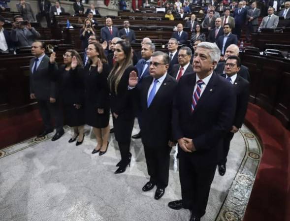 <i>Con una amplia mayoría, los diputados del partido oficial Vamos y sus aliados escogieron a los 13 magistrados que tendrán que concluir en octubre el periodo 2019-2024. FOTO CONGRESO GUATEMALA</i>