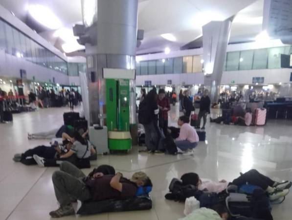 <i>En redes sociales se han viralizado las imágenes de viajeros durmiendo en el piso de la terminal aérea. Llegaron con horas de anticipación por el rumor que cerrarían los acceso a la estructura. FOTO REDES SOCIALES.</i>