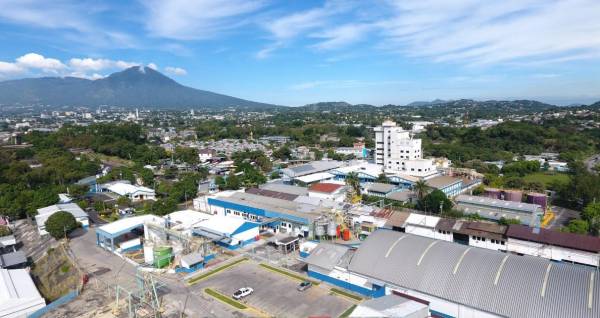 <i>Foto de la fábrica de Unilever en El Salvador. Foto cortesía. Unilever tiene ventas en más de 190 países, alcanzando 3.400 millones de personas todos los días.</i>