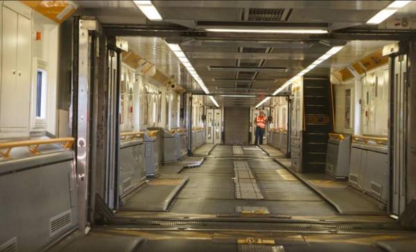 <i>Los trenes lanzadera destinados a llevar coches y camiones por el túnel de una orilla a otra también quedaron varados en Calais (Francia) y Folkestone (Reino Unido). FOTO ARCHIVO</i>