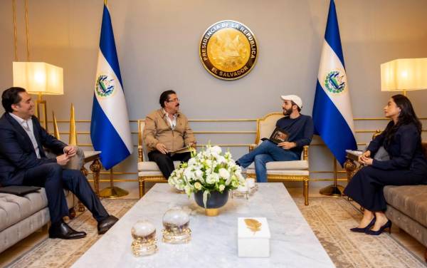 Asesor presidencial de Honduras Manuel Zelaya se reúne con presidente Nayib Bukele