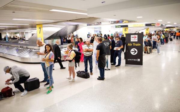 <i>NEWARK, NUEVA JERSEY - 27 DE JUNIO: Las personas se reúnen y esperan la reprogramación de sus vuelos en el Aeropuerto Internacional de Newark el 27 de junio de 2023 en Newark, Nueva Jersey. Kena Betancur/Getty Images/AFP (Foto de KENA BETANCUR/GETTY IMAGES NORTH AMERICA/Getty Images vía AFP)</i>