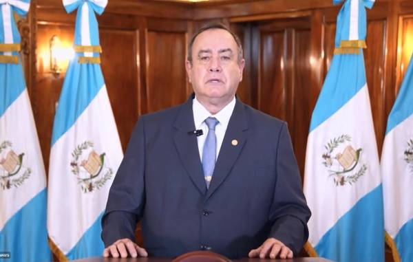 Presidente de Guatemala asegura que se respetará la transición democrática en enero