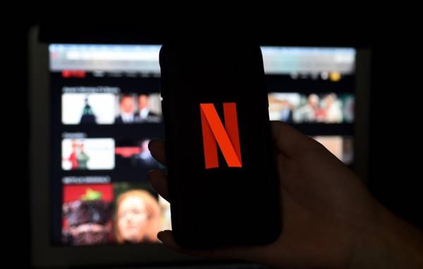 <i>En esta ilustración fotográfica, las pantallas de una computadora y un teléfono móvil muestran el logotipo de Netflix en Arlington, Virginia. (Foto de Olivier DOULIERY / AFP)</i>