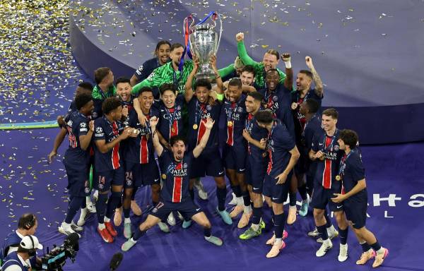<i>Múnich (Alemania), 31/05/2025.- El capitán del PSG, Marquinhos, levanta el trofeo tras la victoria de su equipo en la final de la UEFA Champions League entre el Paris Saint-Germain y el Inter de Milán en Múnich, Alemania, el 31 de mayo de 2025. El PSG ganó 5-0. (Liga de Campeones, Alemania) EFE/EPA/FRIEDEMANN VOGEL</i>