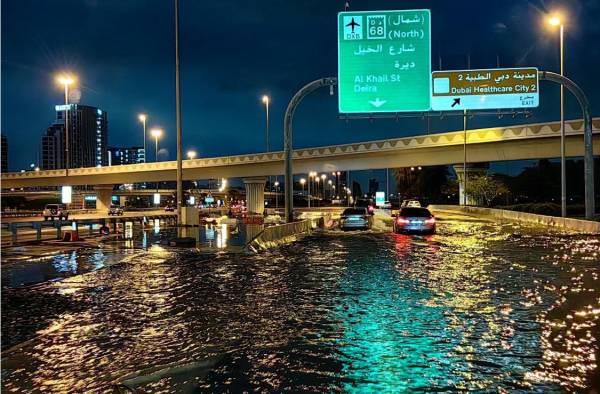 <i>Los motoristas conducen por una calle inundada tras las fuertes lluvias en Dubai a principios del 17 de abril de 2024. Dubai, el centro financiero de Oriente Medio, quedó paralizado por las lluvias torrenciales que causaron inundaciones en los Emiratos Árabes Unidos y Bahrein y dejaron 18 muertos en Omán el 14 de abril. y 15. FOTO Giuseppe CACACE / AFP</i>