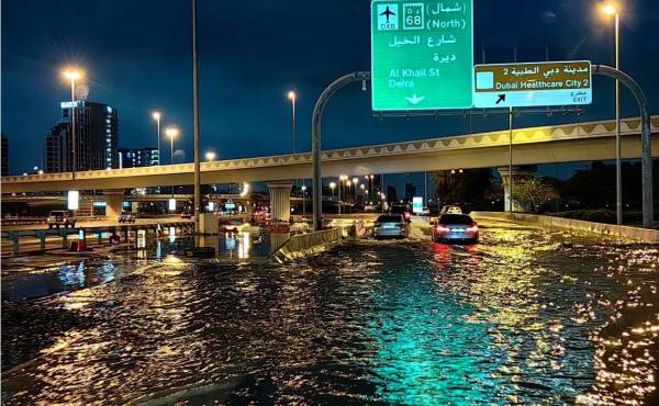 <i>Los motoristas conducen por una calle inundada tras las fuertes lluvias en Dubai a principios del 17 de abril de 2024. Dubai, el centro financiero de Oriente Medio, quedó paralizado por las lluvias torrenciales que causaron inundaciones en los Emiratos Árabes Unidos y Bahrein y dejaron 18 muertos en Omán el 14 de abril. y 15. FOTO Giuseppe CACACE / AFP</i>