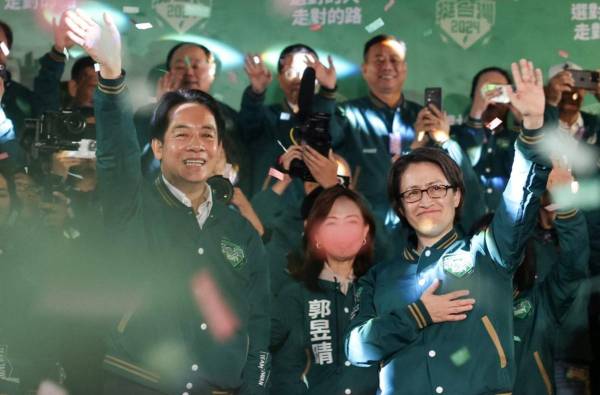 <i>El presidente electo de Taiwán, Lai Ching-te (izq.), y su compañero de fórmula, Hsiao Bi-khim, asisten a una manifestación frente a la sede del Partido Progresista Democrático (PPD) en Taipei el 13 de enero de 2024, después de ganar las elecciones presidenciales. FOTO PIKE ALASTAIR / AFP</i>