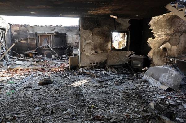 <i>Escombros y enseres domésticos dañados se encuentran esparcidos dentro de una casa, una semana después del ataque del 7 de octubre por militantes palestinos de Hamas al kibutz Beeri, cerca de la frontera con Gaza, el 14 de octubre de 2023. FOTO THOMAS COEX / AFP</i>