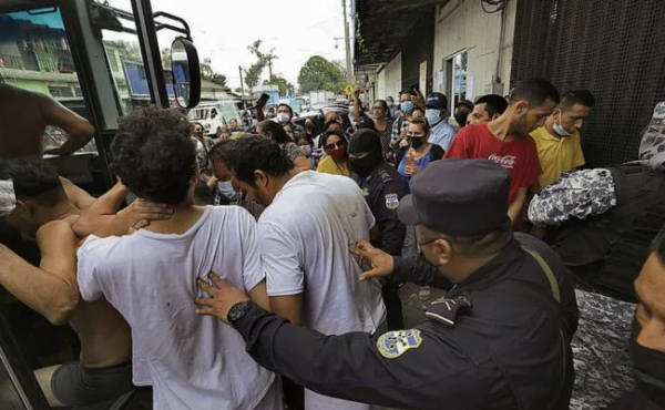 El Salvador: 7 de cada 10 detenidos en régimen de excepción son jóvenes