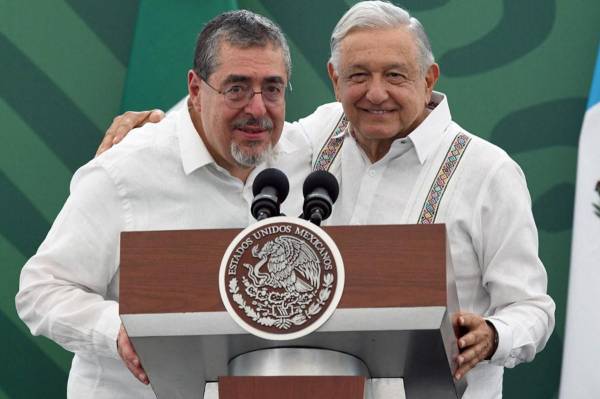 <i>El presidente de Guatemala, Bernardo Arévalo (i), y el presidente mexicano, Andrés Manuel López Obrador (derecha), dan un discurso después de una reunión privada en la Base Aeronaval en Tapachula, estado de Chiapas, México, el 17 de mayo de 2024. FOTO ISAAC GUZMÁN / AFP</i>