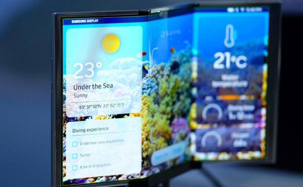 <i>El prototipo Flex-S se muestra en el stand del fabricante surcoreano Samsung y Oled en el Mobile World Congress (MWC), la mayor reunión anual de la industria de las telecomunicaciones, en Barcelona el 27 de febrero de 2024. FOTO Pau Barrena / AFP</i>