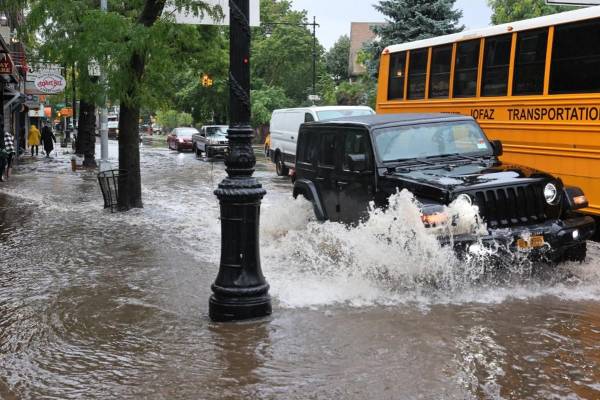 <i>Los automóviles circulan por una calle inundada en Church Avenue en medio de una tormenta costera el 29 de septiembre de 2023 en el vecindario Flatbush del distrito de Brooklyn, Nueva York. FOTO Michael M. Santiago/Getty Images/AFP</i>