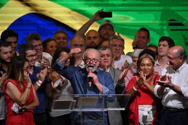 El presidente electo del izquierdista Partido de los Trabajadores (PT), Luiz Inácio Lula da Silva, habla después de ganar la segunda vuelta de las elecciones presidenciales, en Sao Paulo, Brasil, el 30 de octubre de 2022. (Foto de NELSON ALMEIDA / AFP)