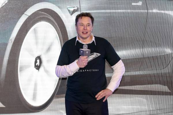 <i>(ARCHIVO) El director ejecutivo de Tesla, Elon Musk, habla durante la ceremonia de entrega del Modelo 3 de Tesla fabricado en China en Shanghai el 7 de enero de 2020. Foto de AFP</i>