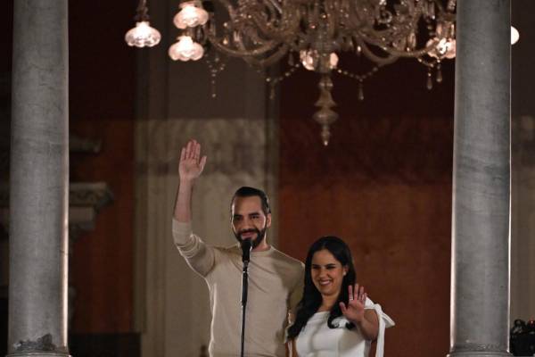 <i>Nayib Bukele, junto a su esposa, Gabriela de Bukele. Este es el momento en el que el actual presidente, con licencia en el cargo, se autoproclamó ganador, en un discurso dado desde el Palacio Nacional de El Salvador. FOTO YURI CORTEZ / AFP</i>