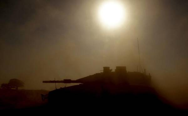 <i>Esta fotografía tomada desde la frontera sur de Israel con la Franja de Gaza muestra la silueta de un tanque israelí contra el sol mientras avanza cerca del territorio palestino el 17 de abril de 2024, en medio del conflicto en curso entre Israel y el grupo militante Hamás. FOTO JACK GUEZ / AFP</i>