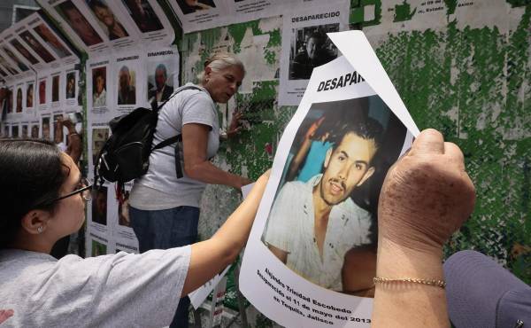 <i>Una persona sostiene una fotografía en el Día Internacional de las Desapariciones Forzadas en Ciudad de México (México). Imagen de archivo. EFE/José Méndez</i> <i>Una persona sostiene una fotografía en el Día Internacional de las Desapariciones Forzadas en Ciudad de México (México). Imagen de archivo. EFE/José Méndez</i>