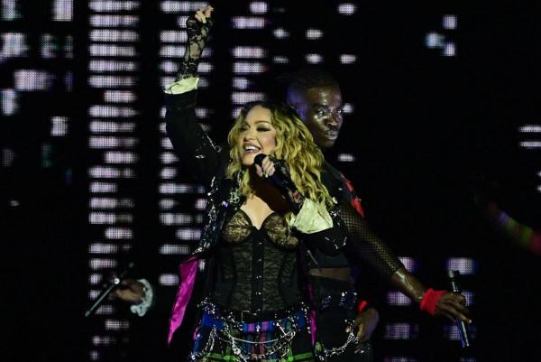<i>La estrella del pop estadounidense Madonna actúa en el escenario durante un concierto gratuito en la playa de Copacabana en Río de Janeiro, Brasil, el 4 de mayo de 2024. Madonna finalizó su “The Celebration Tour” con una actuación a la que asistieron más de 1,5 millones de entusiastas fanáticos. FOTO Pablo PORCÍUNCULA / AFP</i>